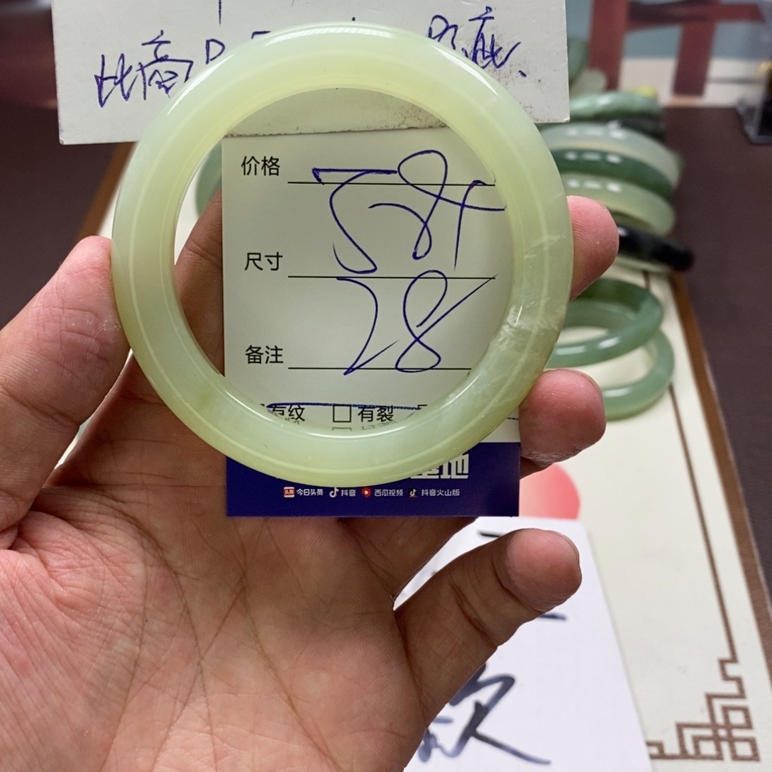 蛇纹石玉手镯未镶嵌