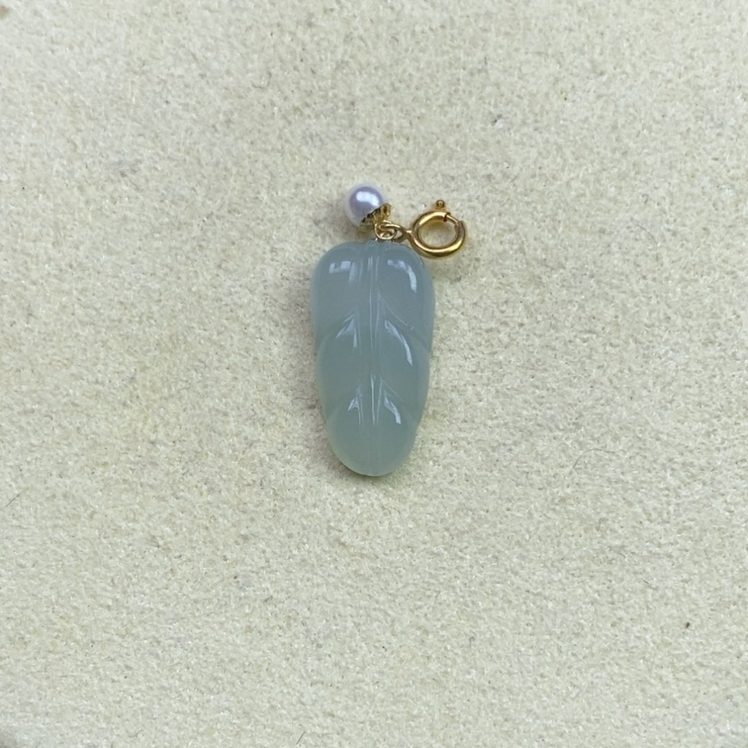 翡翠18K金镶嵌颈饰叶子