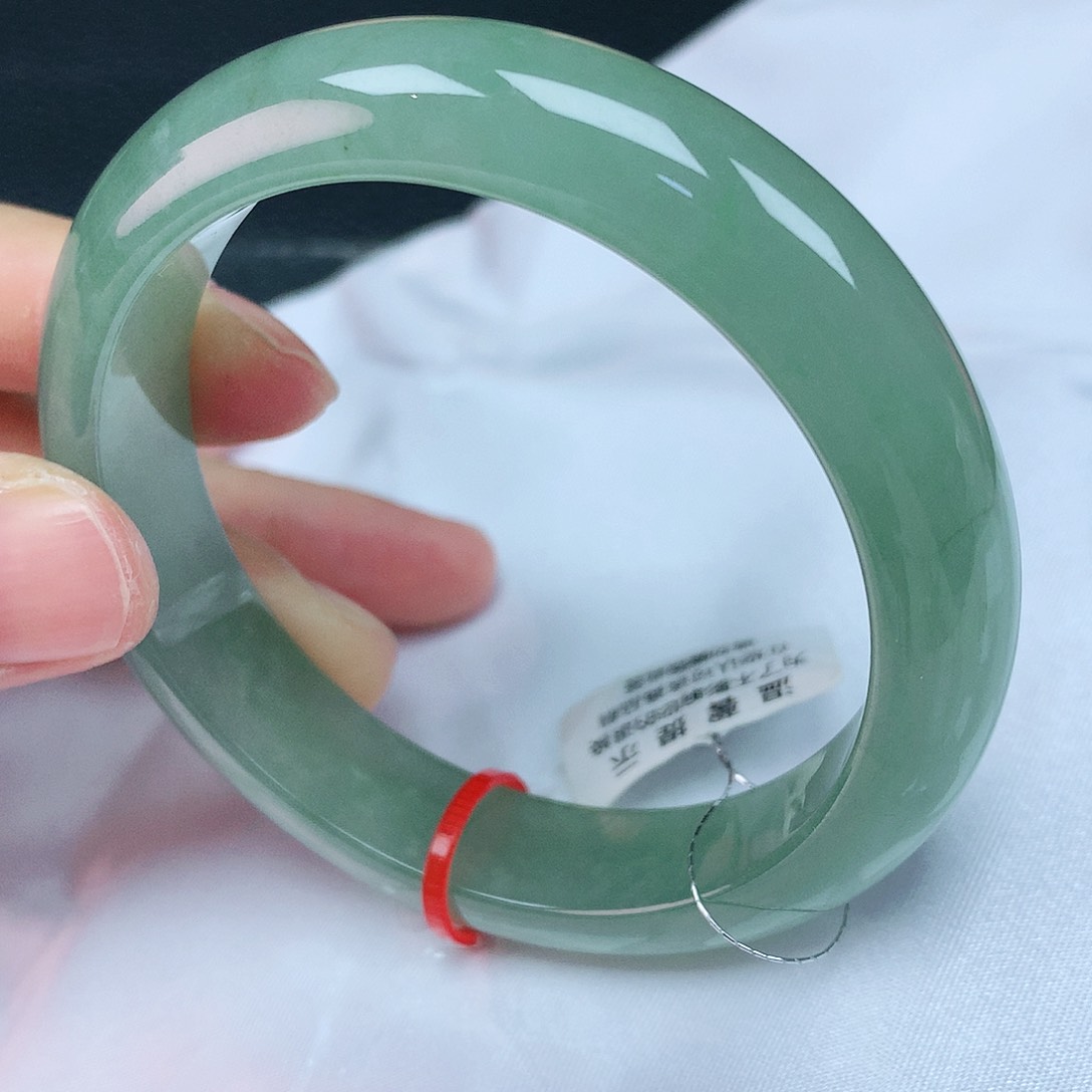 翡翠手镯未镶嵌55圈