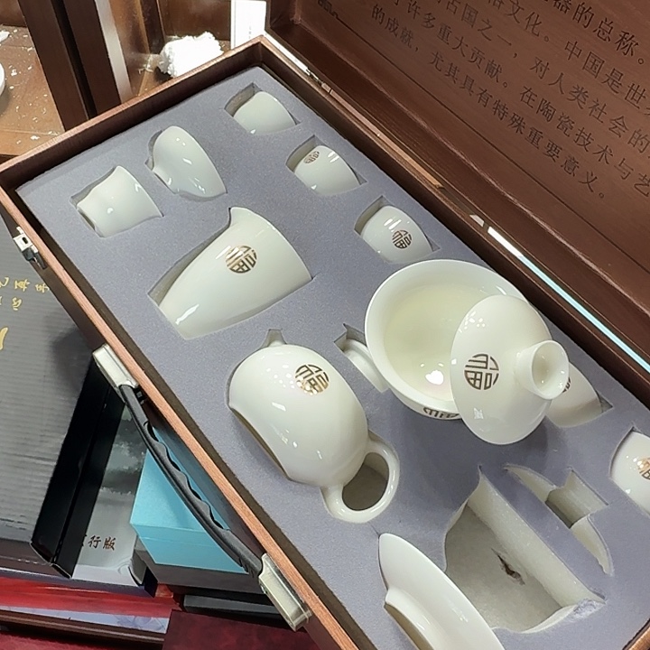 孤品茶具套装等。           