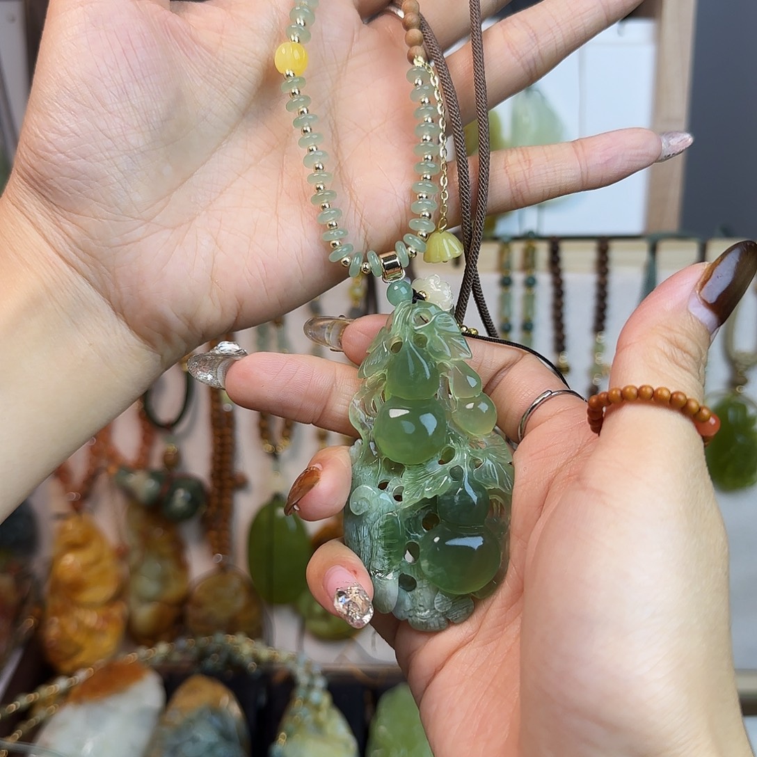 满***满蛇纹石玉未镶嵌颈饰