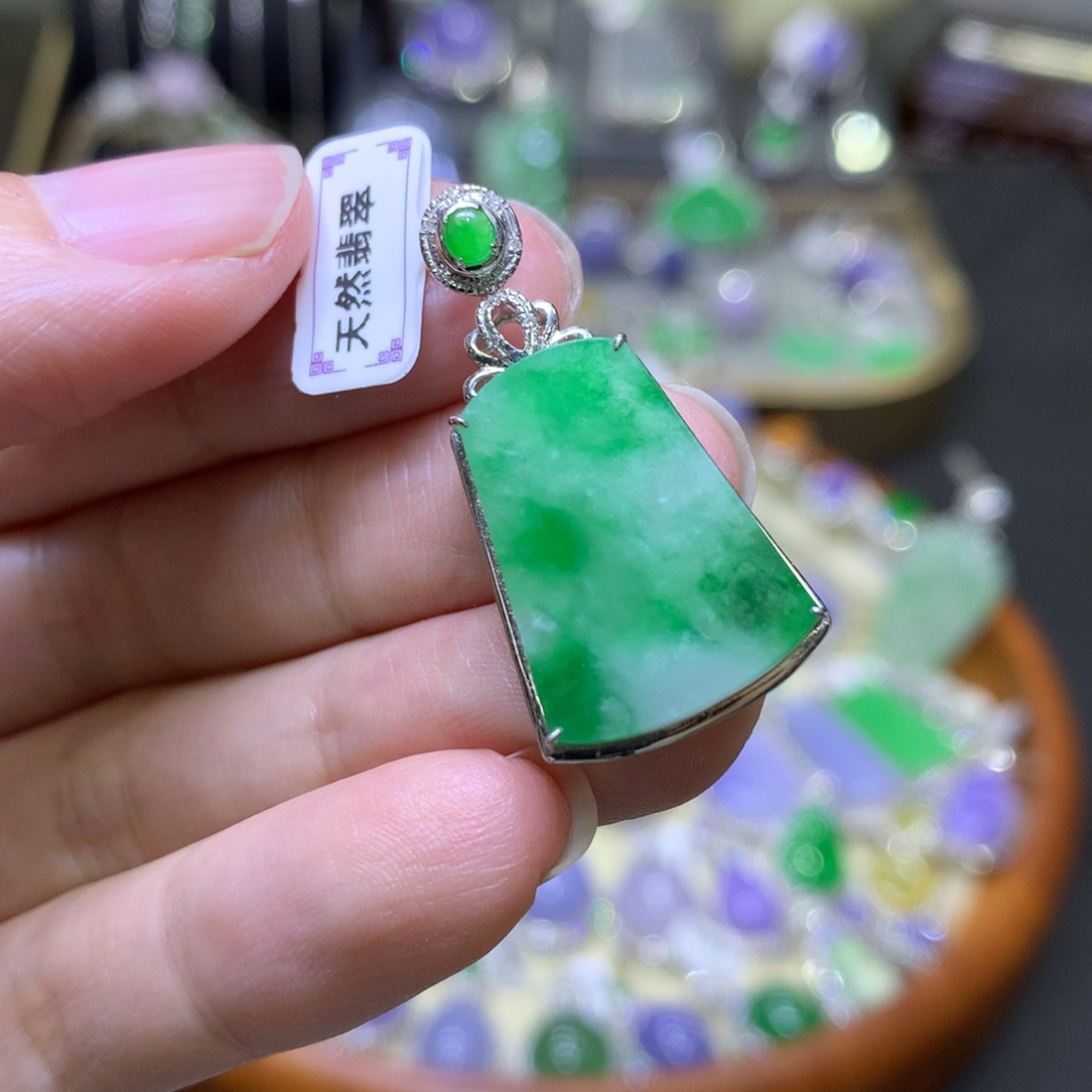 翡翠颈饰18K金镶嵌翡翠吊坠项链