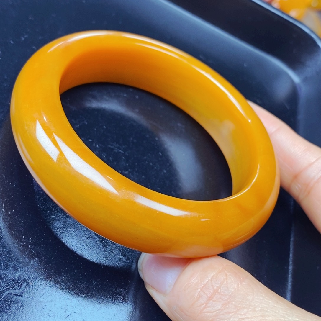 未镶嵌石英质玉（黄龙玉）颈饰