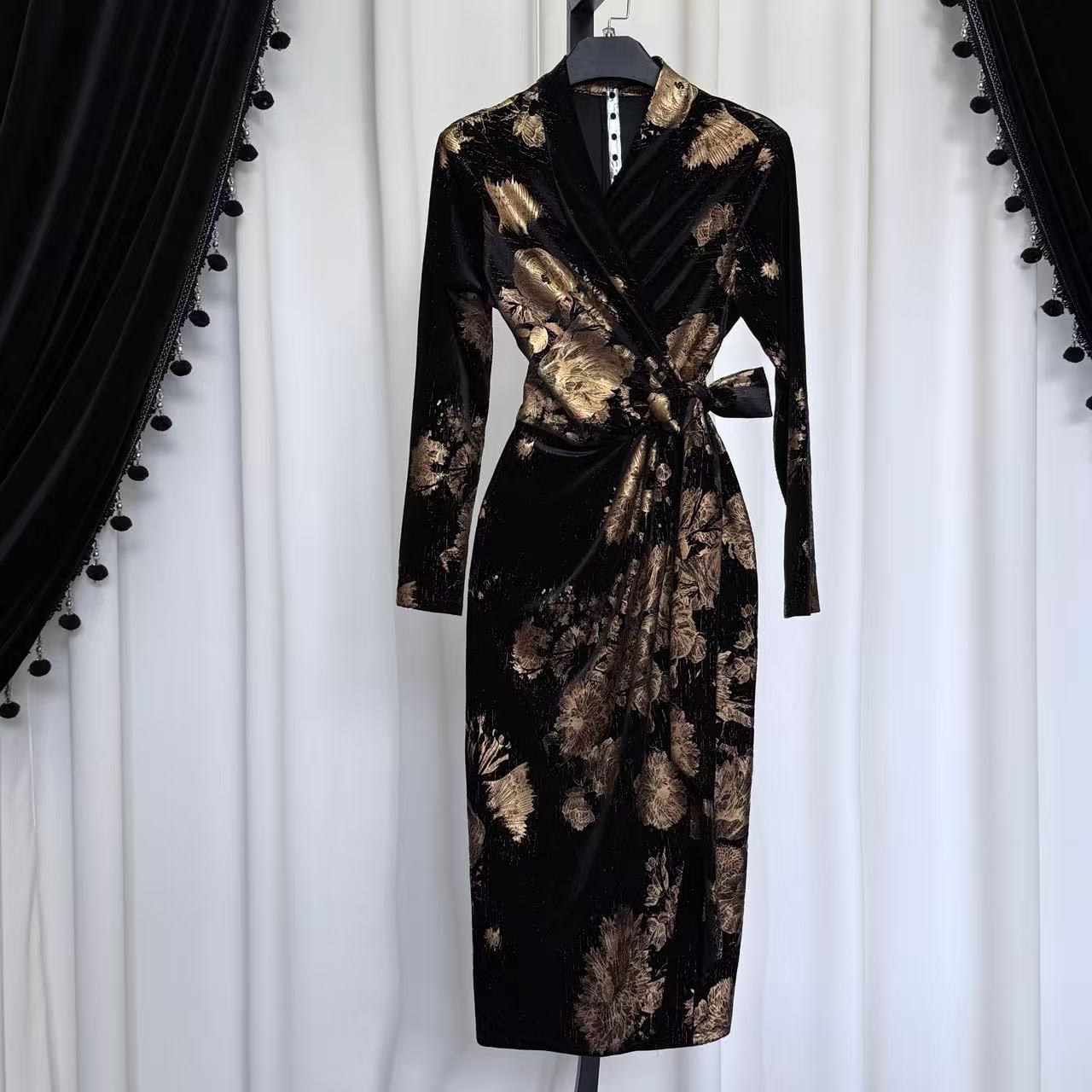 2025秋季新款金丝绒黑烫金色褶皱束腰V领直筒气质显瘦礼服裙