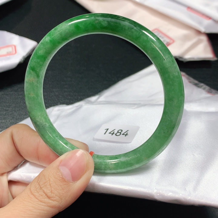 翡翠手镯未镶嵌小**?天然翡翠手镯02