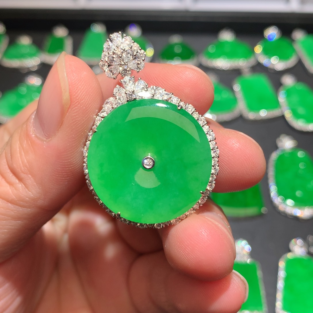 翡翠颈饰18K金镶嵌翡翠