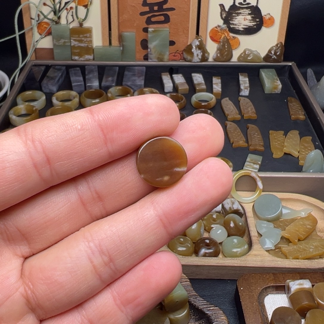 和田玉（糖玉）未镶嵌珠宝奇石圆牌