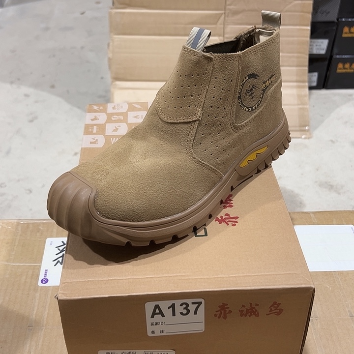 编码137号。41码防砸防刺劳保鞋。