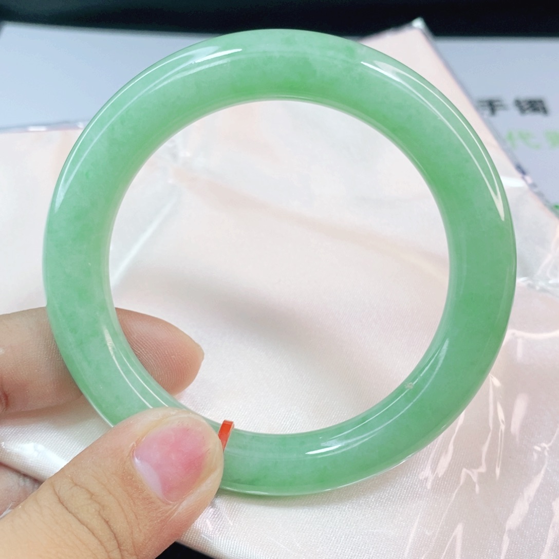 翡翠手镯未镶嵌56圈