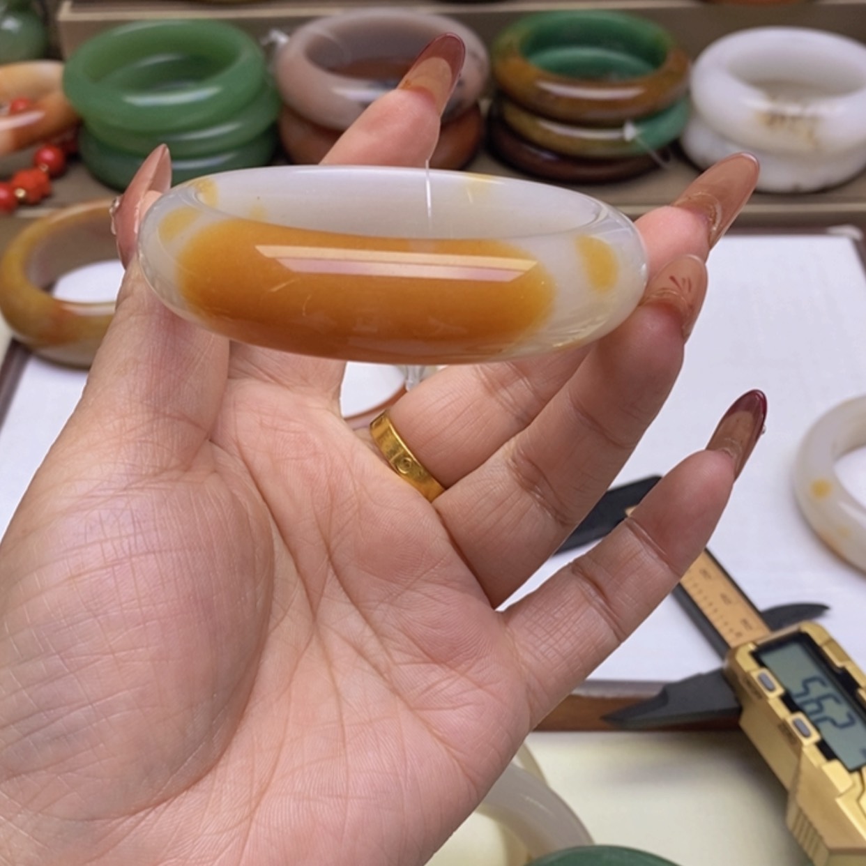 【闪购商品】石英质玉手镯未镶嵌未**期