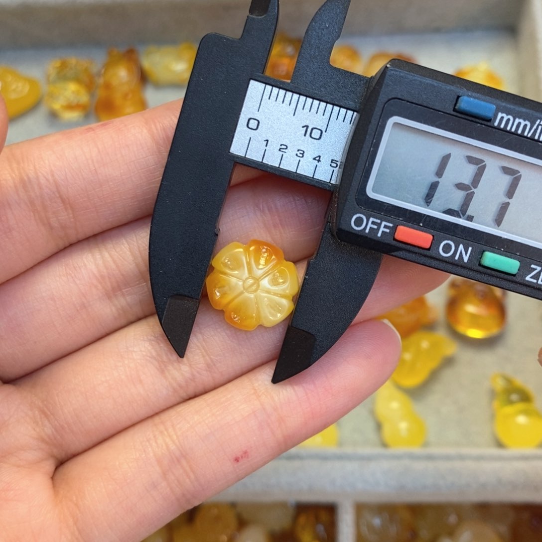 蜜蜡颈饰未镶嵌梅花