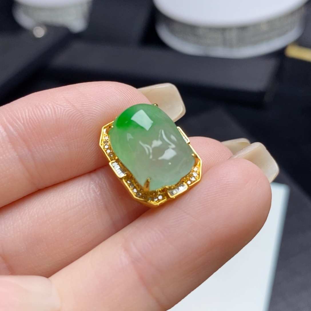 颈饰18K金镶嵌翡翠小猪猪潘多拉款