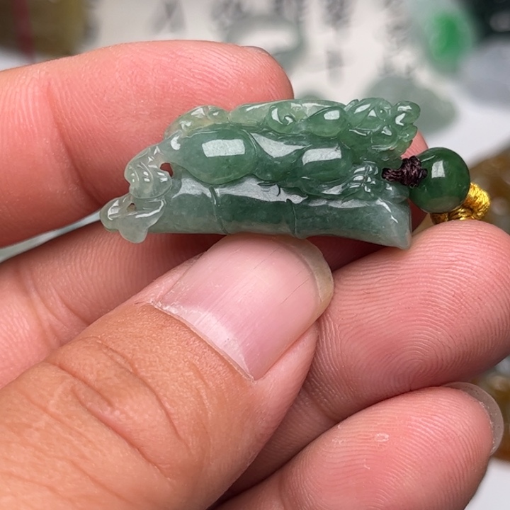 翡翠未镶嵌颈饰貔貅