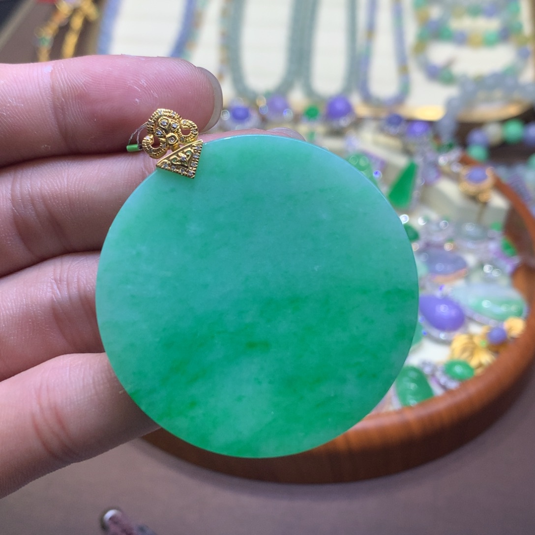 翡翠18K金镶嵌颈饰