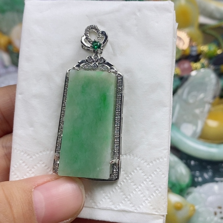 翡翠吊坠(赠链)未镶嵌