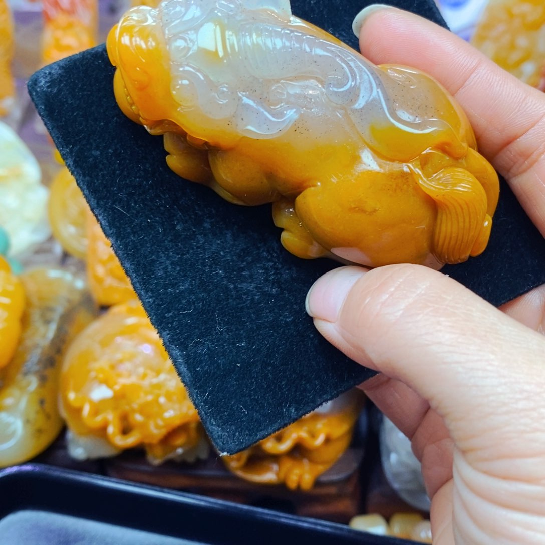 未镶嵌石英质玉（黄龙玉）颈饰