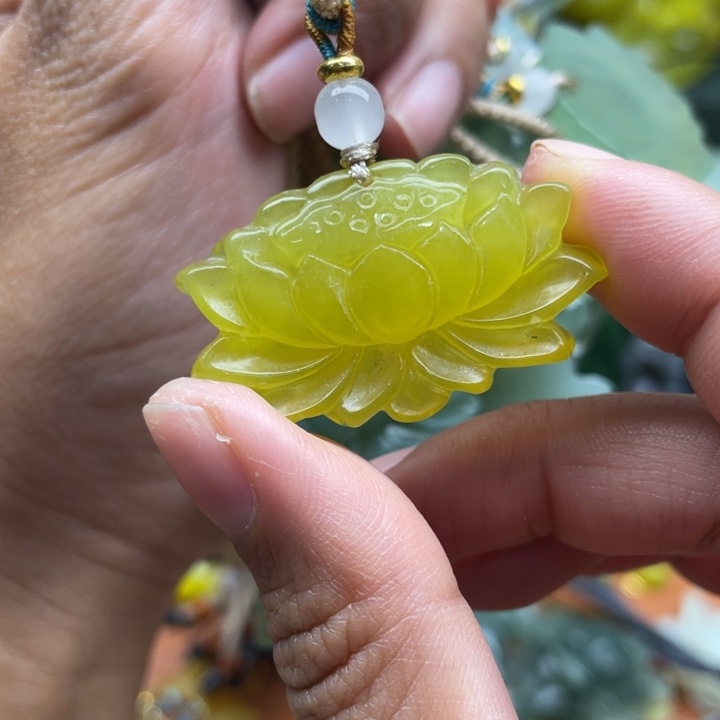 蛇纹石玉未镶嵌吊坠