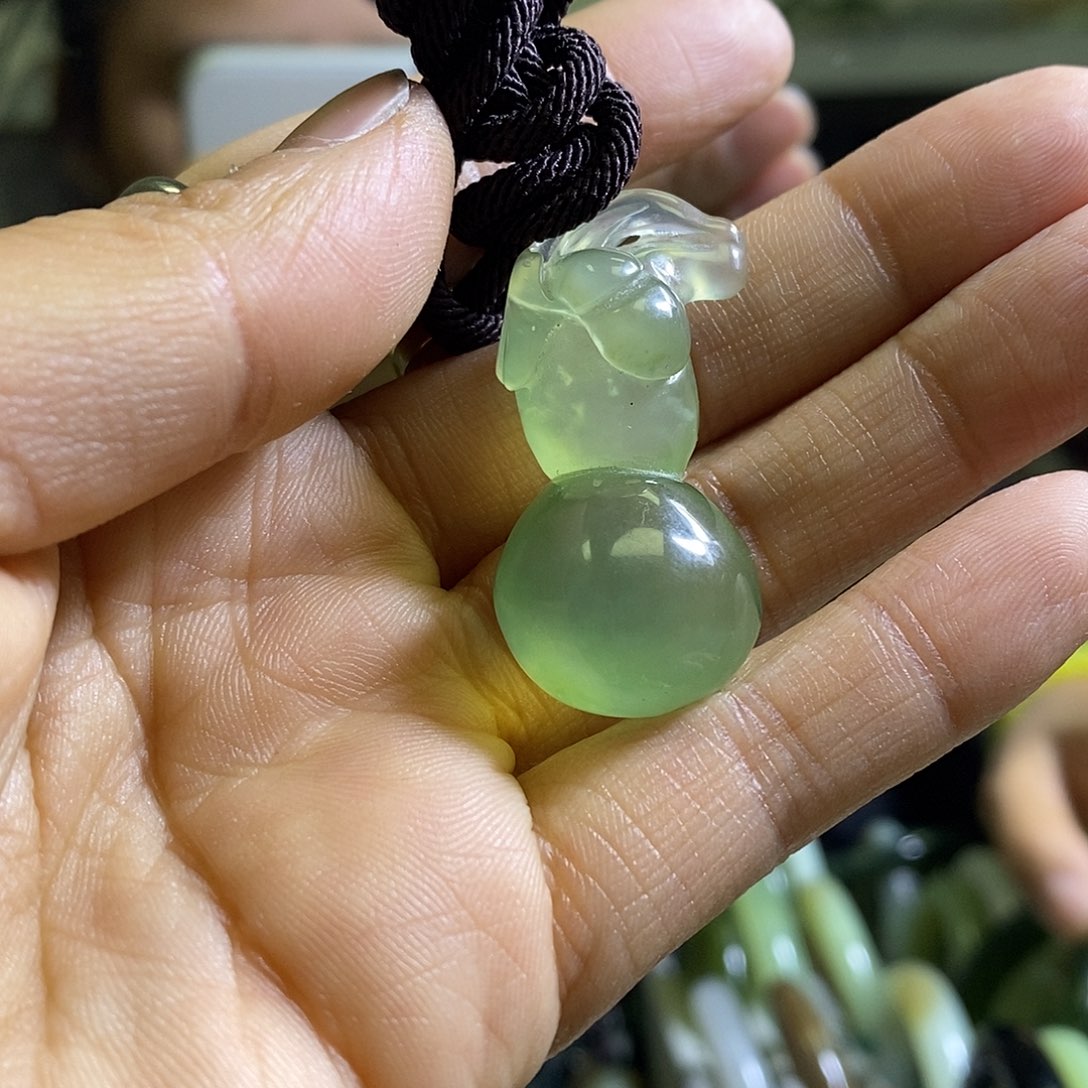 岫玉未镶嵌颈饰一个