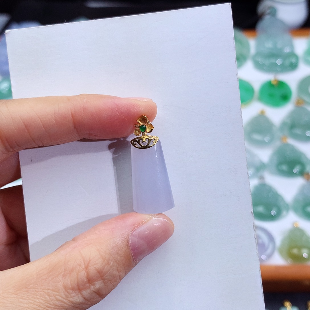 翡翠18K金镶嵌颈饰翡翠吊坠