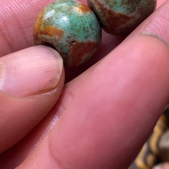 未镶嵌珠子的颜色是蓝色玛瑙/玉髓