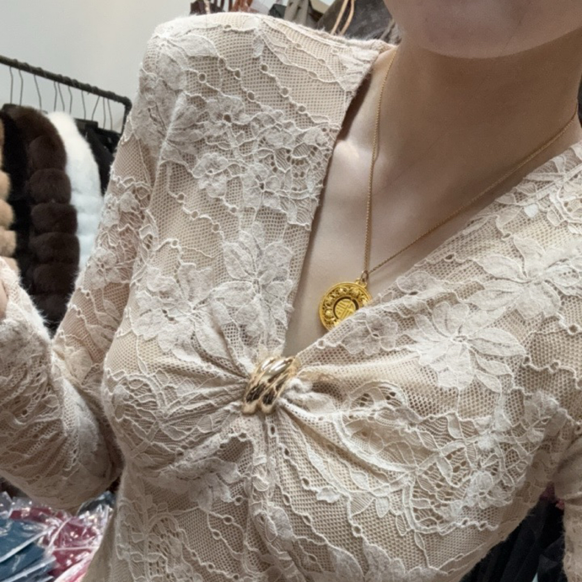 36998#新品定制修身气质高级V领金扣蕾丝长袖打底衫(加绒)