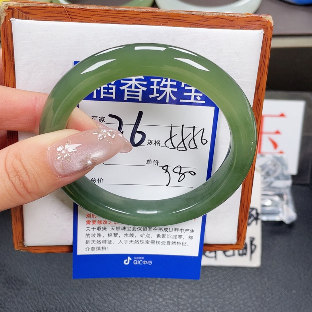 和田玉手镯未镶嵌