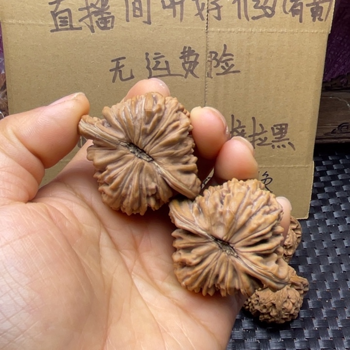 竿***者文玩核桃吊坠楼子尖有黄不退不换