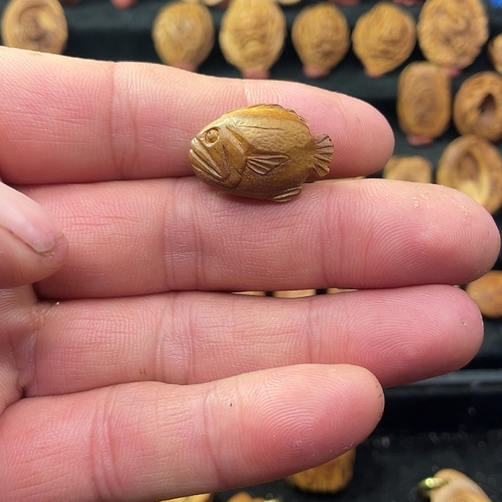 （***）纯手工制作杏核鳜鱼吊坠