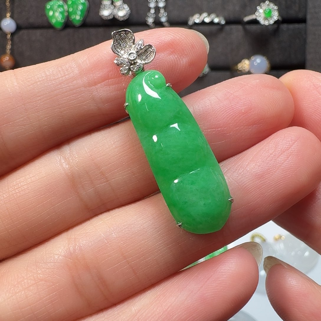 翡翠18K金镶嵌颈饰满绿豆子吊坠