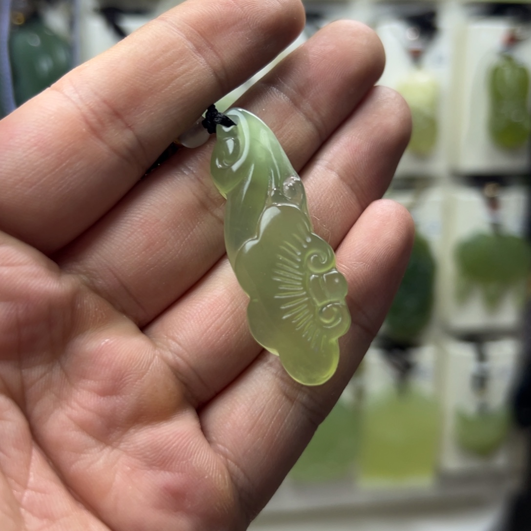 蛇纹石玉未镶嵌颈饰