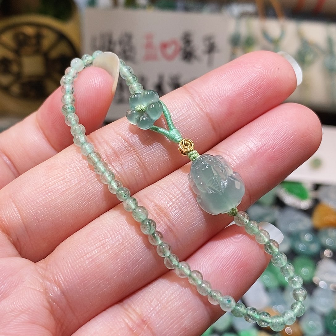 翡翠未镶嵌颈饰貔貅