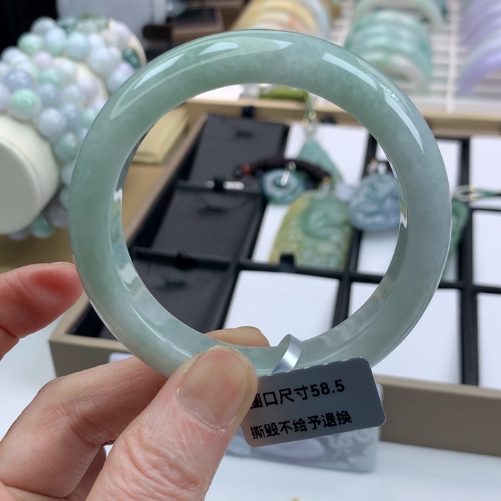 翡翠手镯未镶嵌吊坠