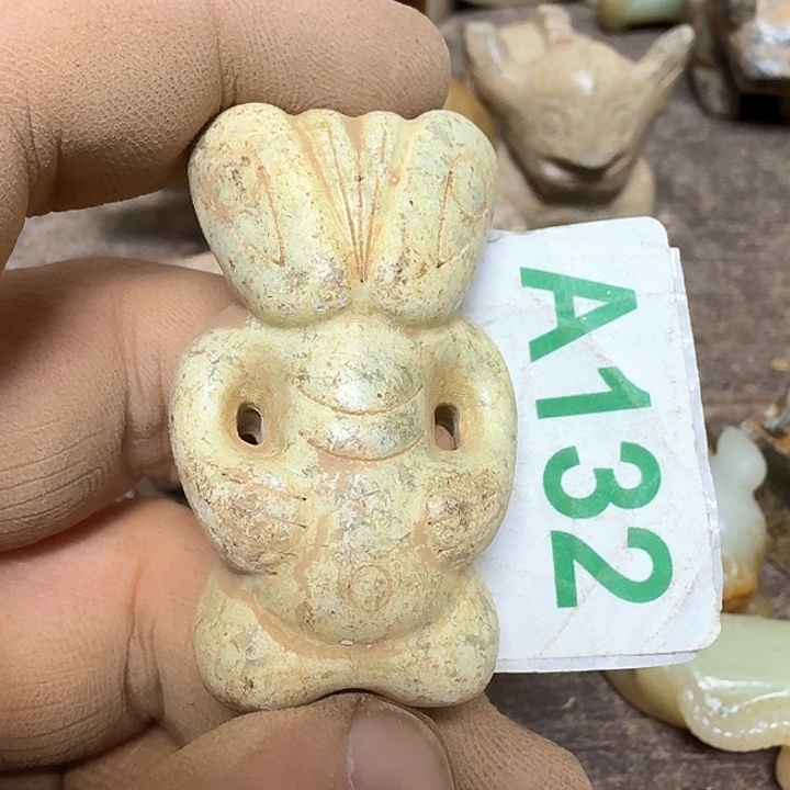 蛇纹石玉颈饰未镶嵌