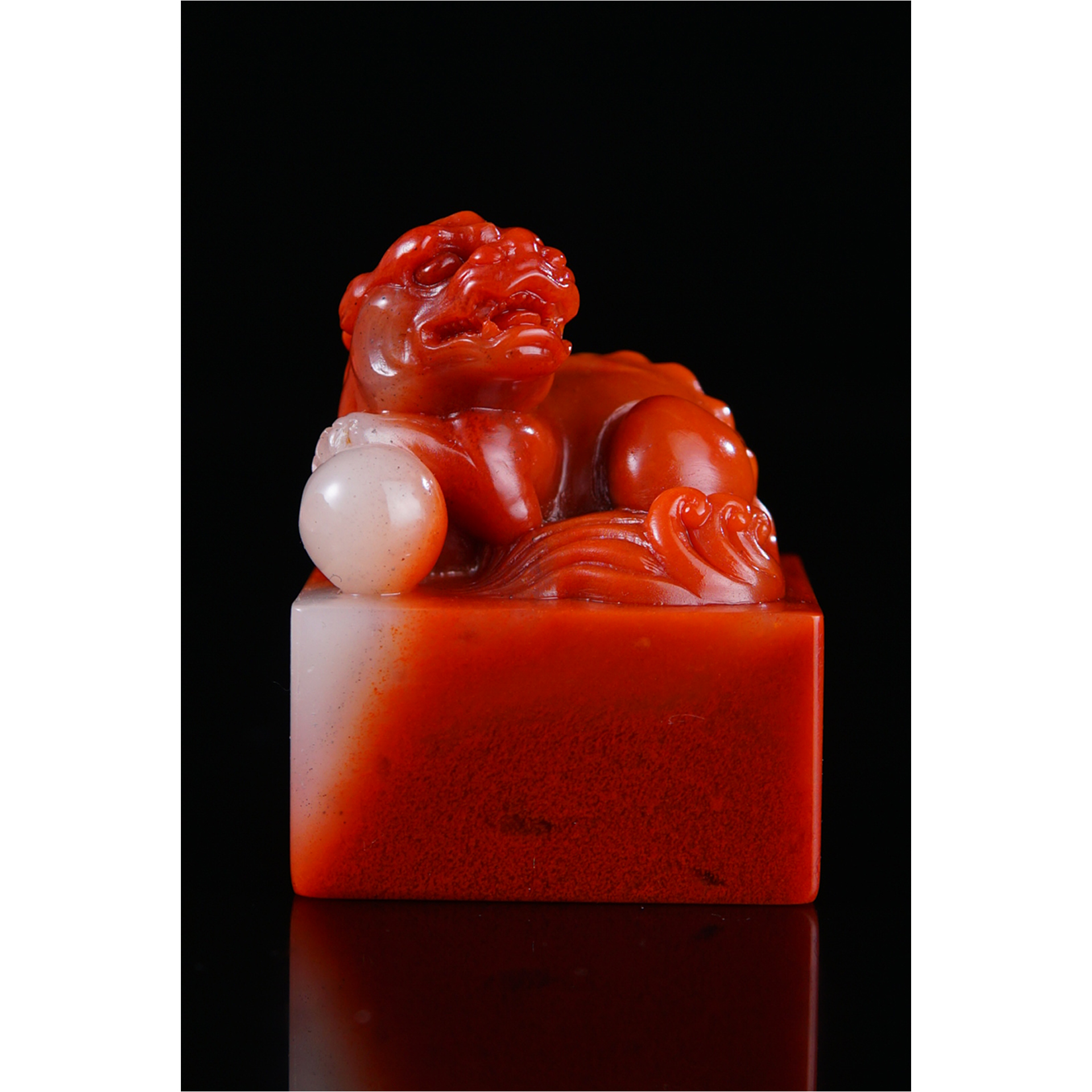 寿山高山石《狮子戏球》纽章