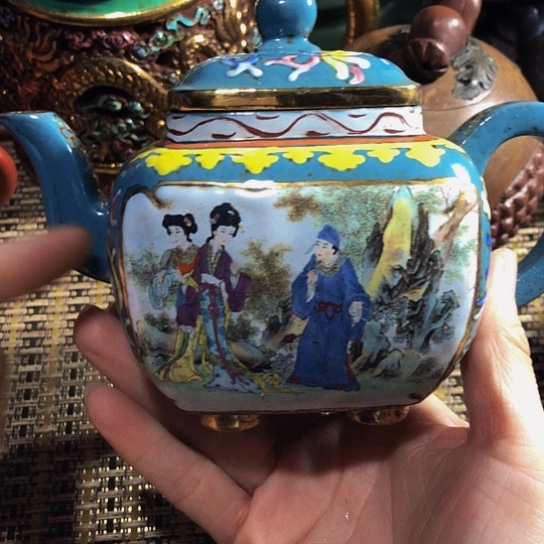 紫砂茶壶原矿泥料手工制作的紫砂壶。