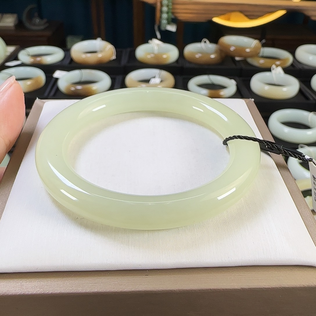 和田玉未镶嵌手镯