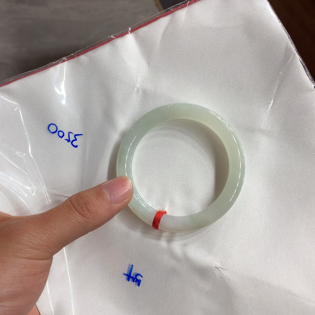 翡翠手镯未镶嵌翡翠