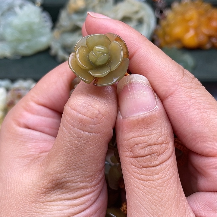 蛇纹石玉吊坠未镶嵌