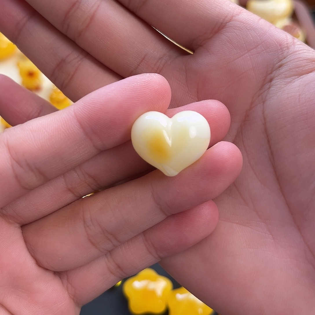 未镶嵌琥珀珠宝奇石