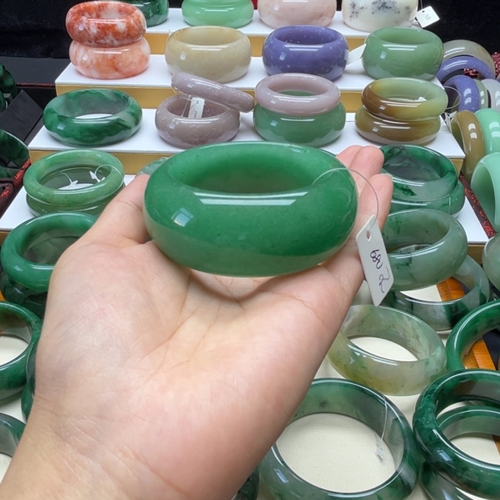 四***妹石英质玉（非洲翠）未镶嵌手镯