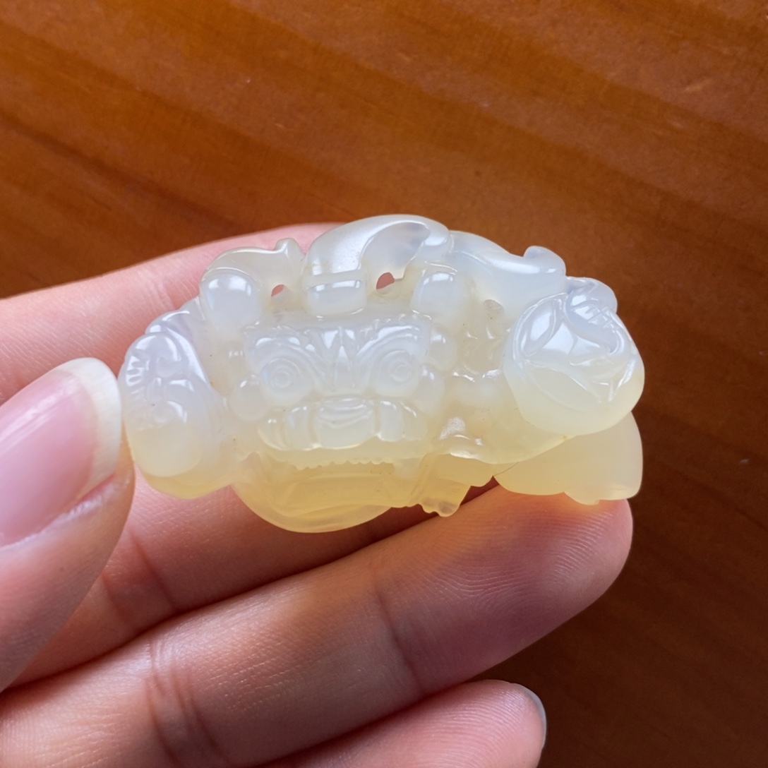 石英质玉（黄龙玉）未镶嵌颈饰