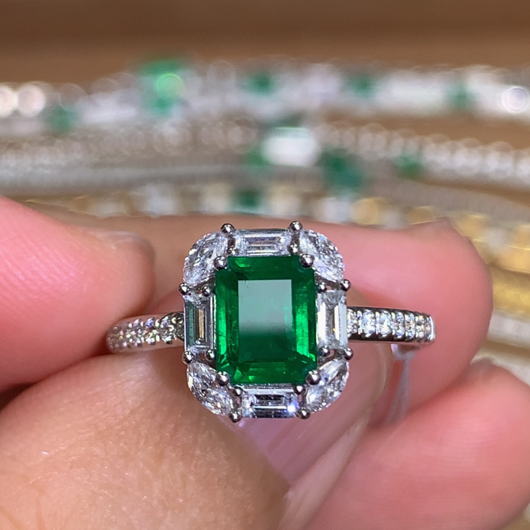 祖母绿戒指18K金镶嵌