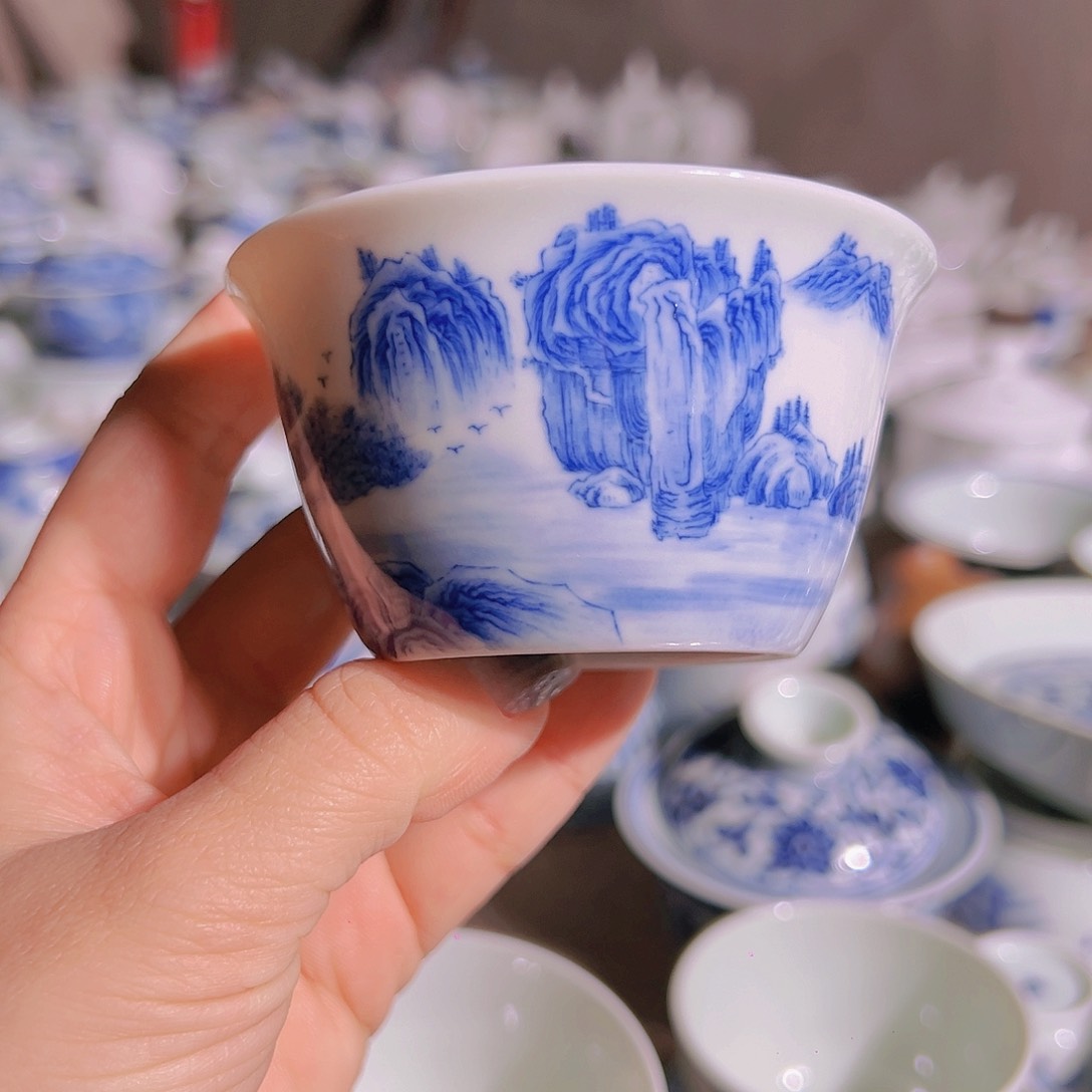 青花山水功夫杯瑕疵