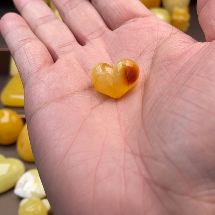 琥珀未镶嵌颈饰如图