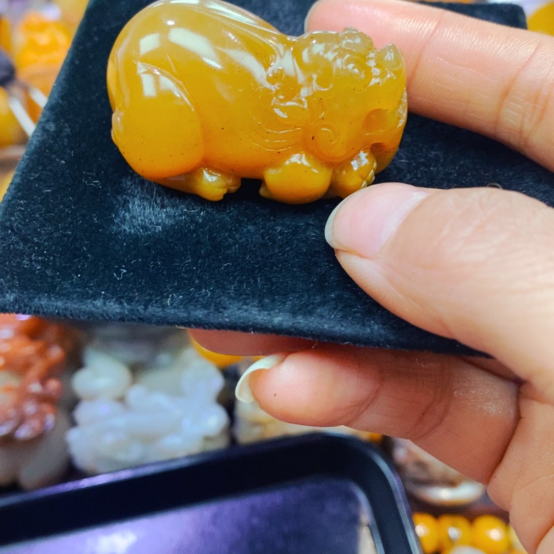 未镶嵌石英质玉（黄龙玉）颈饰