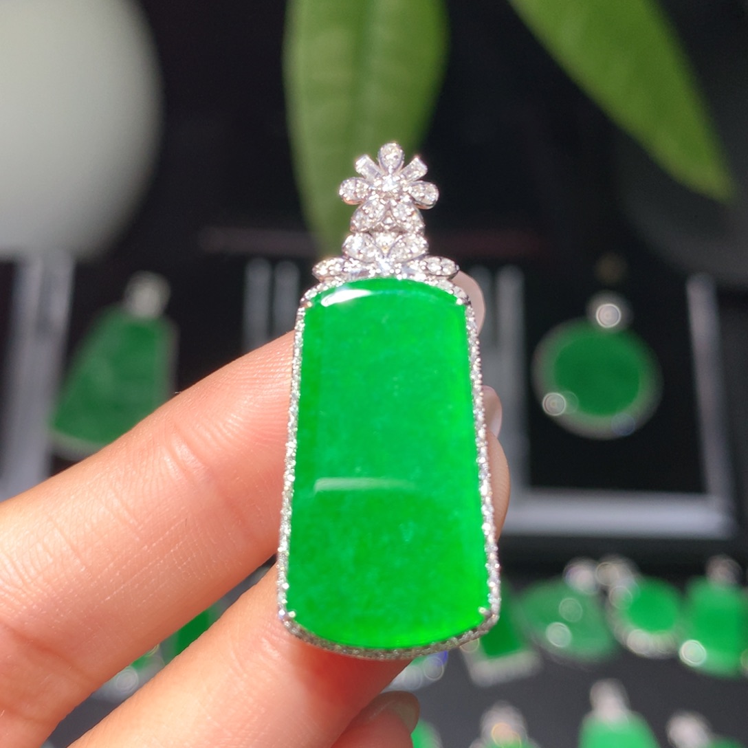 翡翠18K金镶嵌颈饰翡翠