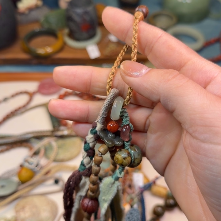 没***子和田玉未镶嵌颈饰