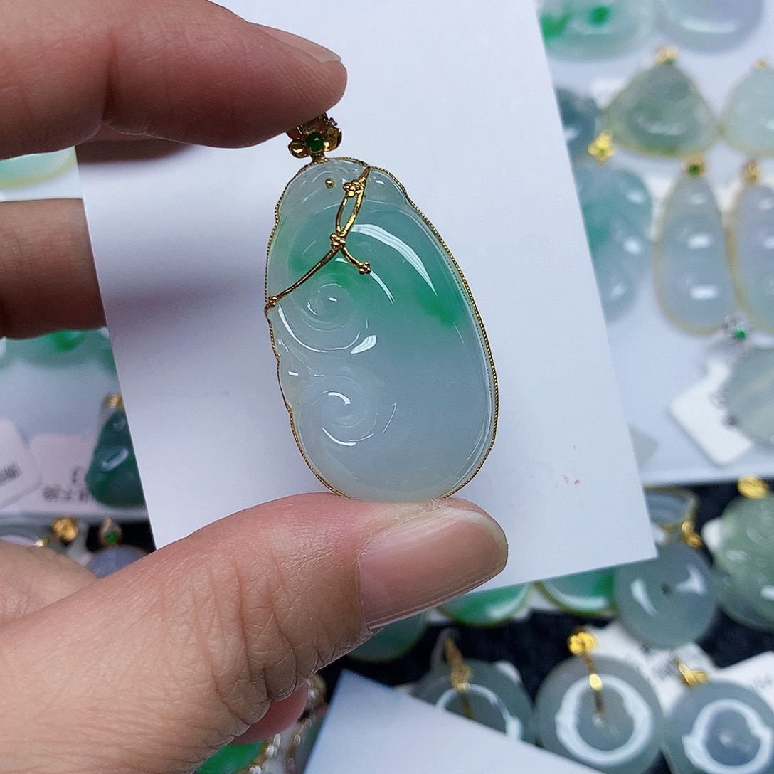 沫***熙翡翠18K金镶嵌颈饰356887