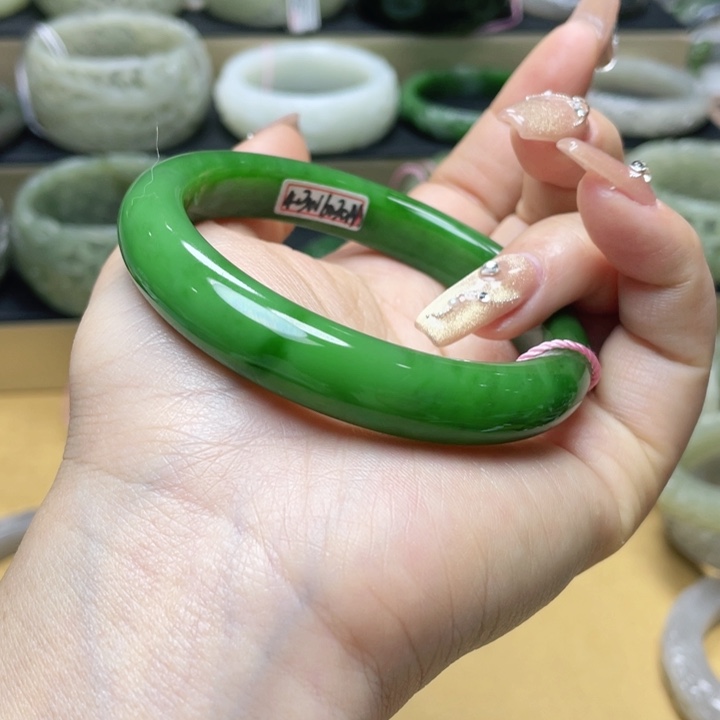 和田玉手镯61圈口。编号90未镶嵌大*子