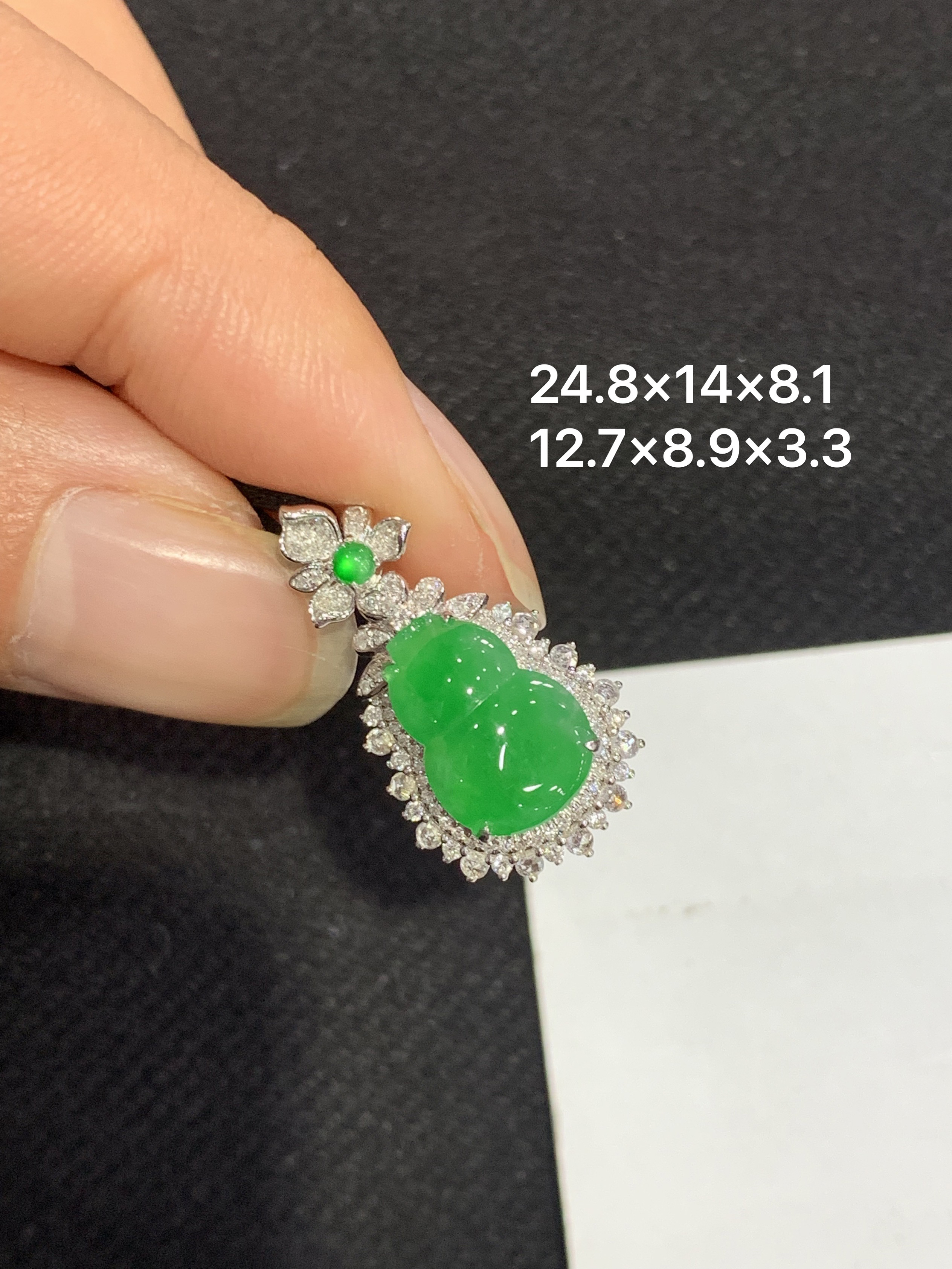 18K金镶嵌天然缅甸翡翠阳绿葫芦吊坠